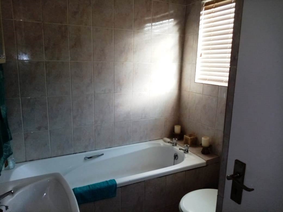 To Let 2 Bedroom Property for Rent in Oakglen Western Cape